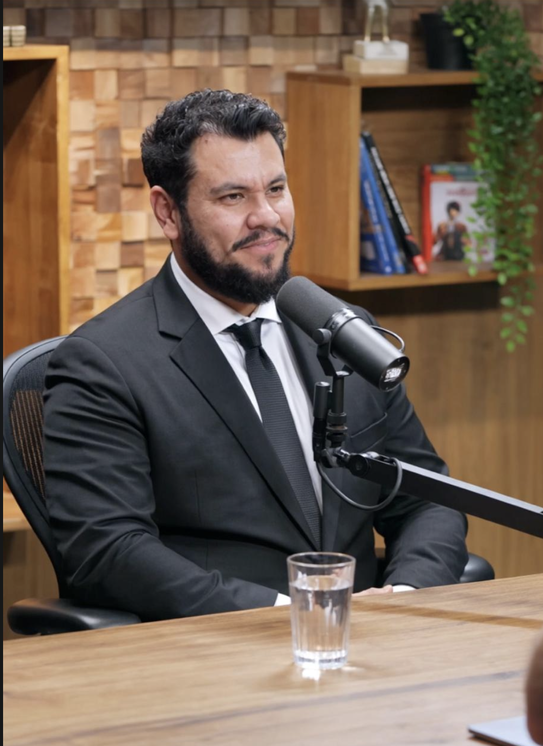 Portrait de Kin Levi dans un studio de podcast